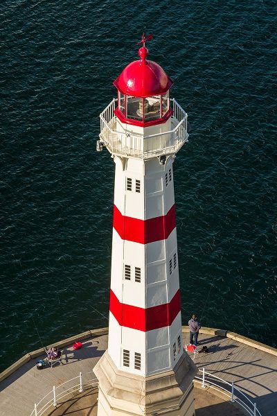 Bibikow, Walter 아티스트의 Sweden-Scania-Malmo-Inre Hamnen inner harbor-lighthouse-high angle view작품입니다.